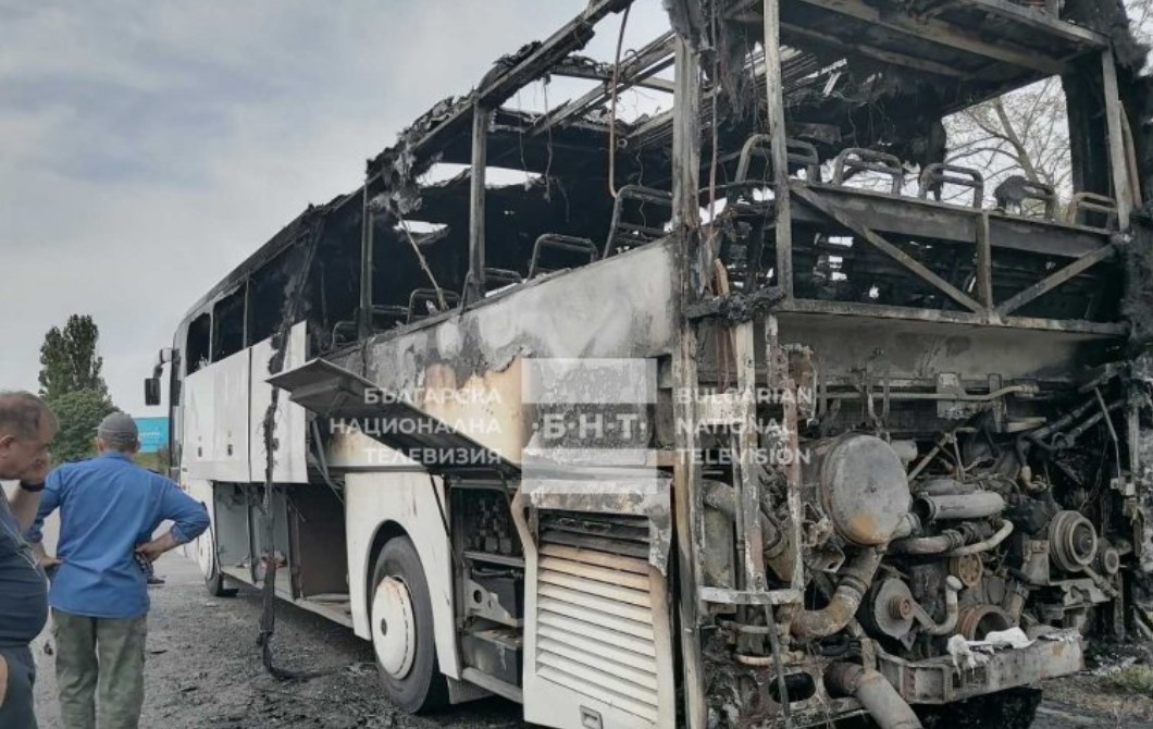 Автобус превозващ украински граждани се запали на автомагистрала Черно море